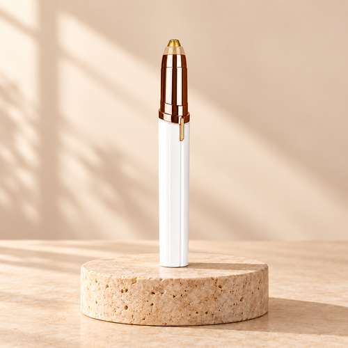 Depiladora facial de precisión Lume Skin, blanca con detalles en oro rosa, sobre pedestal de piedra